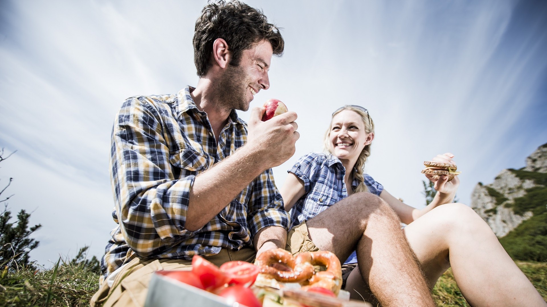 Mit das schönste an einer Wanderung - die wohlverdiente Brotzeit am Berg(gipfel)! Besonders gut, wenn die mitgebrachte Brotzeit möglichst regional und saisonal ist und in wiederverwendbaren Dosen verpackt ist. Übrige Brotzeit und Abfälle wieder in den Rucksack packen und mit ins Tal nehmen und den Abfall ordnungsgemäß entsorgen., © Tölzer Land Tourismus|Hansi Heckmair Mit das schönste an einer Wanderung - die wohlverdiente Brotzeit am Berg(gipfel)! Besonders gut, wenn die mitgebrachte Brotzeit möglichst regional und saisonal ist und in wiederverwendbaren Dosen verpackt ist. Übrige Brotzeit und Abfälle wieder in den Rucksack packen und mit ins Tal nehmen und den Abfall ordnungsgemäß entsorgen., © Tölzer Land Tourismus|Hansi Heckmair
