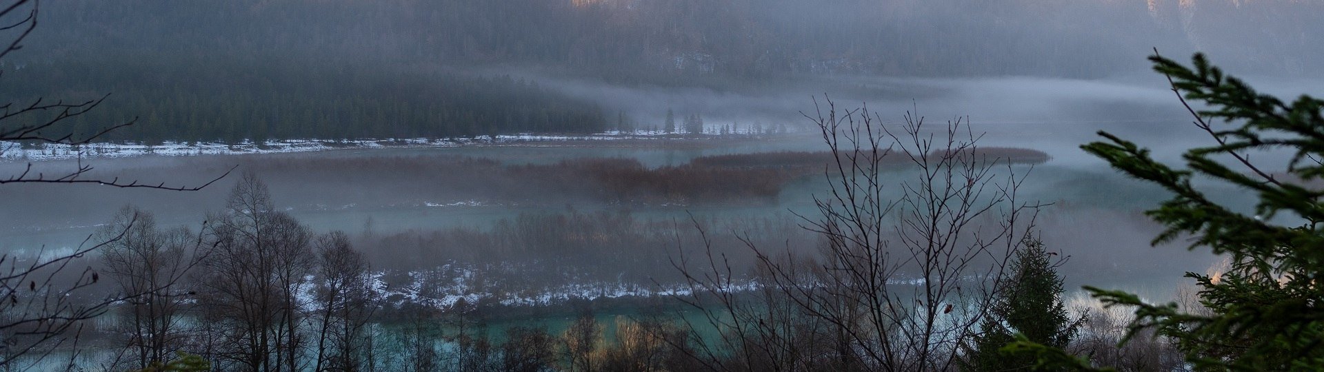 Nebelschwaden ziehen auf über der breiten, winterlichen Flusslandschaft der oberen Isar , © Landratsamt Bad Tölz-Wolfratshausen|Foto: S. Gerg Nebelschwaden ziehen auf über der breiten, winterlichen Flusslandschaft der oberen Isar , © Landratsamt Bad Tölz-Wolfratshausen|Foto: S. Gerg