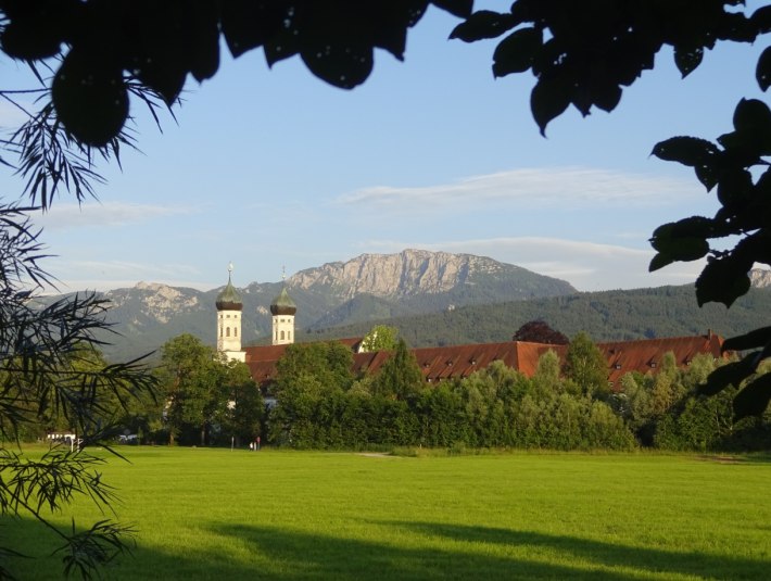 Kloster Benediktbeuern mit Benediktenwand, © Tölzer Land Tourismus Kloster Benediktbeuern mit Benediktenwand, © Tölzer Land Tourismus