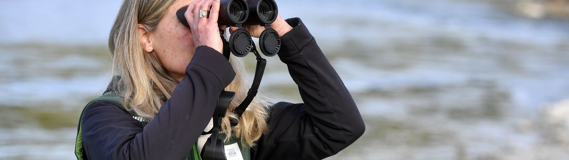 Die Rangerin der Unteren Naturschutzbehörde am Landratsamt Bad Tölz-Wolfratshausen hält Ausschau nach seltenen Vogelarten,, © Tölzer Land Tourismus|Markus Schlaf Die Rangerin der Unteren Naturschutzbehörde am Landratsamt Bad Tölz-Wolfratshausen hält Ausschau nach seltenen Vogelarten,, © Tölzer Land Tourismus|Markus Schlaf