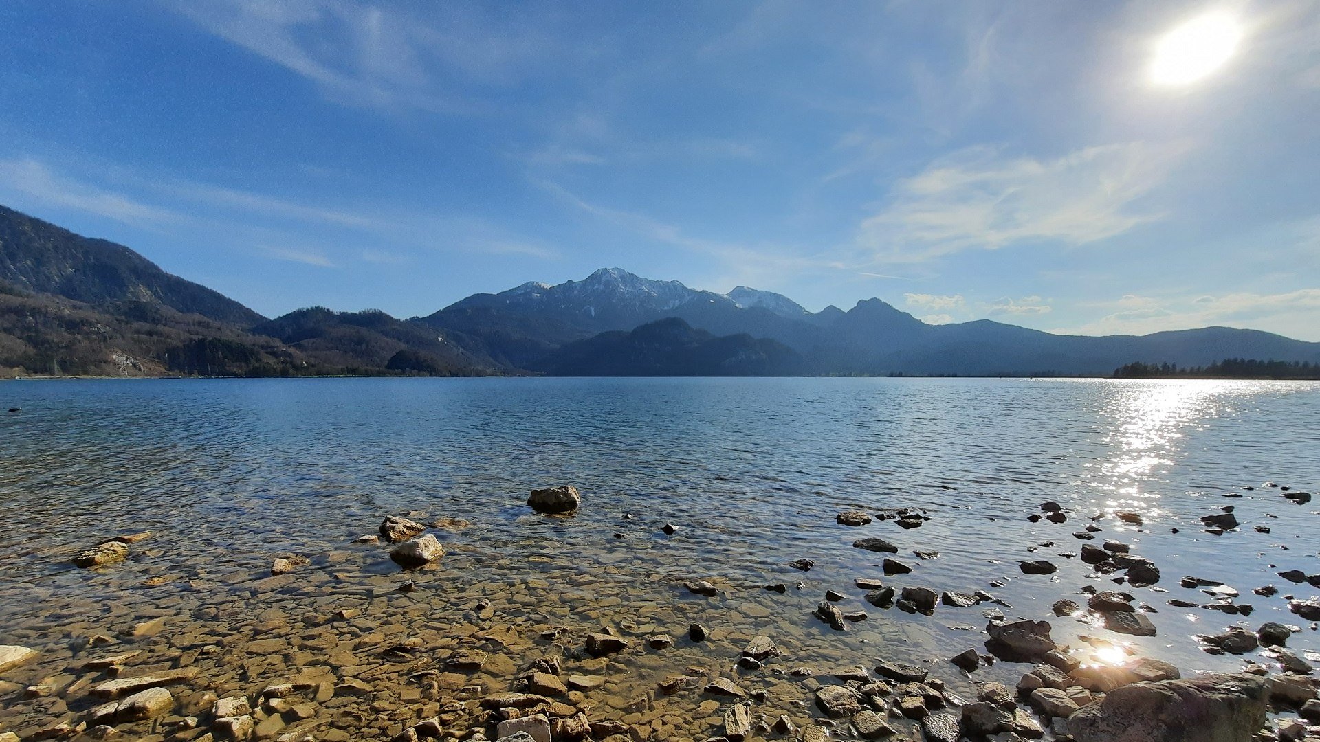 Der Kochelsee ist ein hochsensibles Vogelschutzgebiet - deshalb dürfen Schilf- und Uferzonen nicht betreten oder mit Wasserfahrzeugen jeglicher Art befahren werden. , © Landratsamt Bad Tölz-Wolfratshausen|Hannah Heither Der Kochelsee ist ein hochsensibles Vogelschutzgebiet - deshalb dürfen Schilf- und Uferzonen nicht betreten oder mit Wasserfahrzeugen jeglicher Art befahren werden. , © Landratsamt Bad Tölz-Wolfratshausen|Hannah Heither