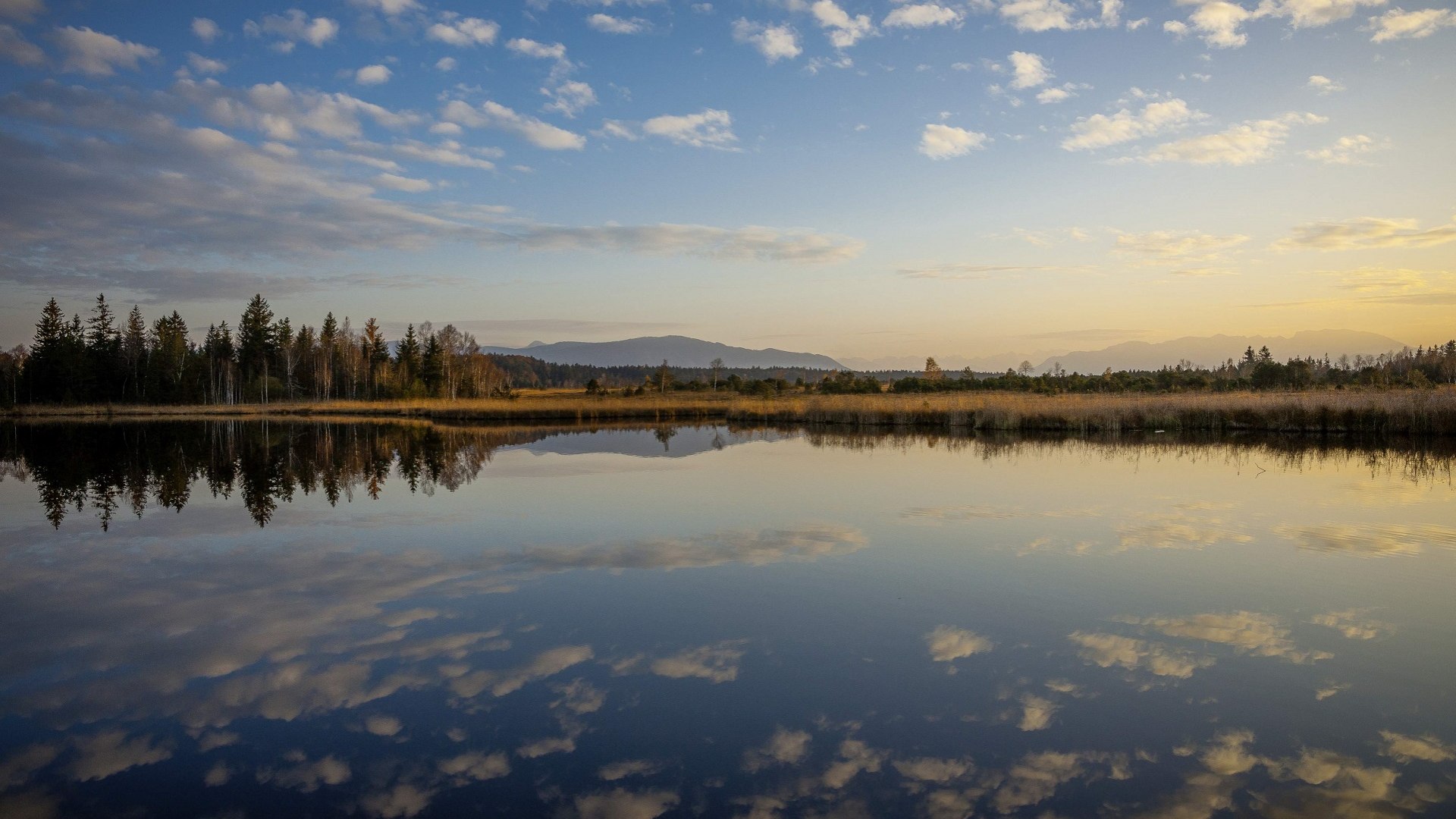 Im Kirchsee spiegeln sich Himmel und Berge - das Gebiet rund um den Moorsee bei Sachsenkam liegt im Naturschutzgebiet Ellbach-Kirchsee-Moor , © Tölzer Land Tourismus|Max Gast Im Kirchsee spiegeln sich Himmel und Berge - das Gebiet rund um den Moorsee bei Sachsenkam liegt im Naturschutzgebiet Ellbach-Kirchsee-Moor , © Tölzer Land Tourismus|Max Gast
