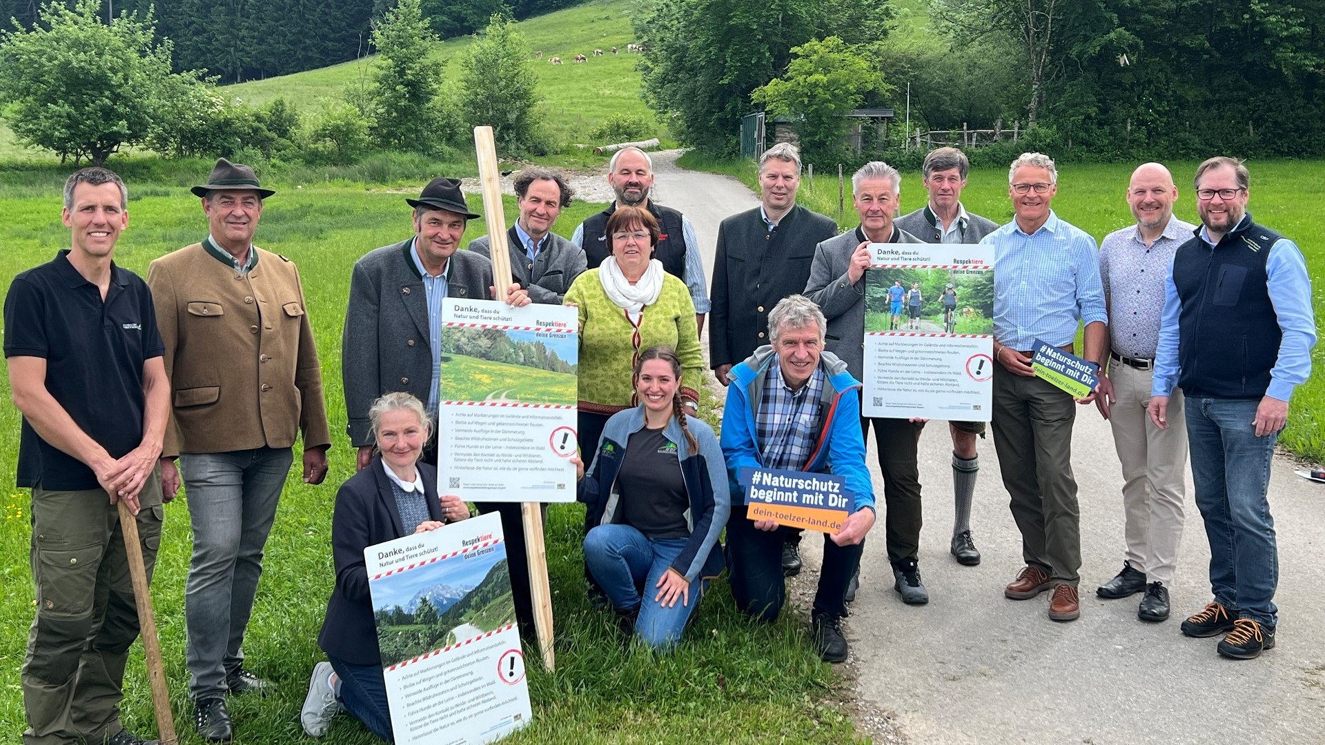 Um die Natur zu schützen ziehen Kommunalpolitik, Jäger, Förster, Landwirten und dem Tourismus an einem Strang - neue Hinweisschilder "Respektiere Deine Grenzen" wollen für die Belange von Tieren und Pflanzen sensibilisieren., © Amt für Ernährung, Landwirtschaft und Forsten Holzkirchen Um die Natur zu schützen ziehen Kommunalpolitik, Jäger, Förster, Landwirten und dem Tourismus an einem Strang - neue Hinweisschilder "Respektiere Deine Grenzen" wollen für die Belange von Tieren und Pflanzen sensibilisieren., © Amt für Ernährung, Landwirtschaft und Forsten Holzkirchen
