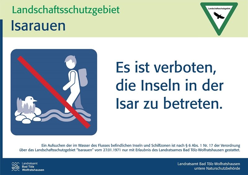 Rechteckiges Schild mit Betretungsverbotspiktogramm, Text: „Es ist verboten, die Inseln in der Isar zu betreten.“ Rechteckiges Schild mit Betretungsverbotspiktogramm, Text: „Es ist verboten, die Inseln in der Isar zu betreten.“