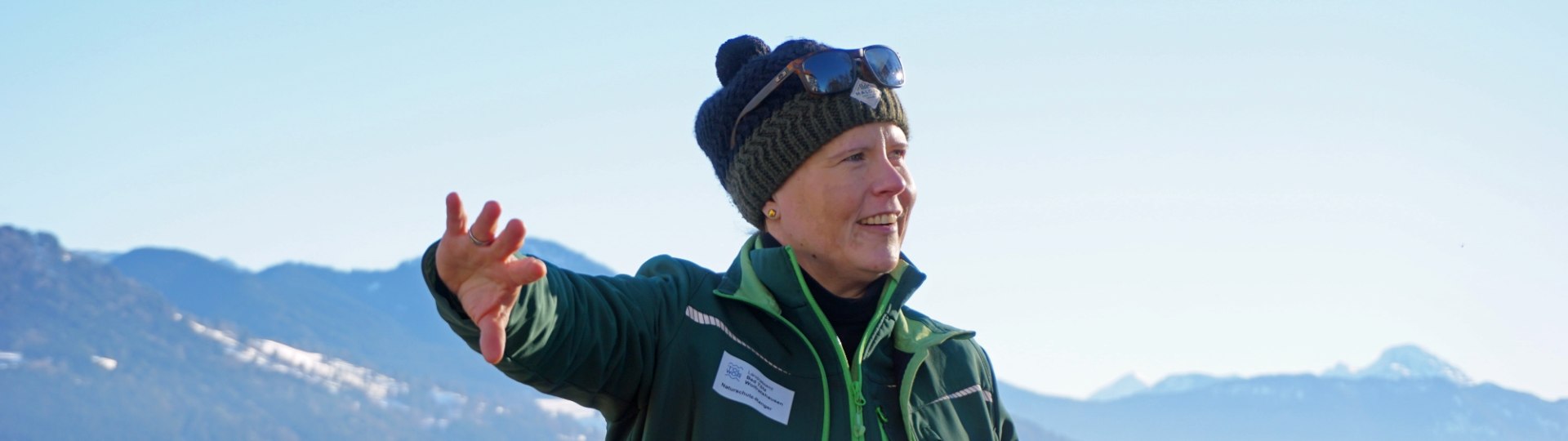 Auch im Winter ist Sabine Gerg als Naturschutzrangerin des Landkreises Bad Tölz-Wolfratshausen unterwegs, um Wintersportler über die sensible Natur aufzuklären. , © Landratsamt Bad Tölz-Wolfratshausen Auch im Winter ist Sabine Gerg als Naturschutzrangerin des Landkreises Bad Tölz-Wolfratshausen unterwegs, um Wintersportler über die sensible Natur aufzuklären. , © Landratsamt Bad Tölz-Wolfratshausen