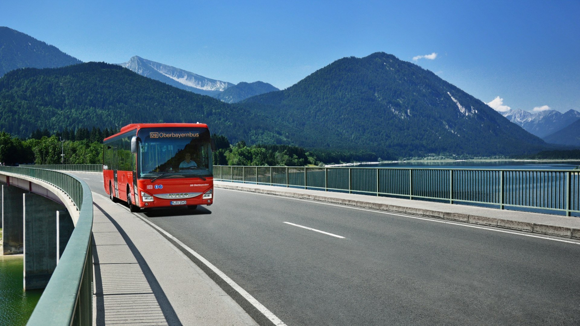 Der RVO-Bus auf der Sylvensteinbrücke mit dem fjordartigen Sylvensteinsee und Bergpanorama - nachhaltig reisen mit dem Bus, © DB Regio Bus Region Bayern Der RVO-Bus auf der Sylvensteinbrücke mit dem fjordartigen Sylvensteinsee und Bergpanorama - nachhaltig reisen mit dem Bus, © DB Regio Bus Region Bayern