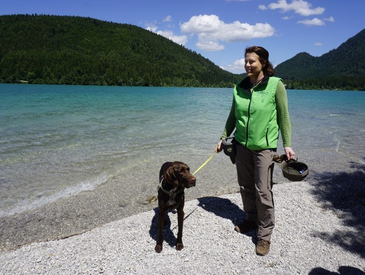 Rangerin Sabine Gerg mit ihrem Hund am Walchensee, © Tölzer Land Tourismus|Kunz PR Rangerin Sabine Gerg mit ihrem Hund am Walchensee, © Tölzer Land Tourismus|Kunz PR