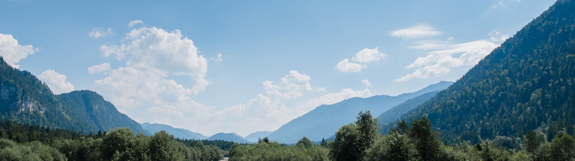 Die Kiesinseln und Kiesbänke der Isar sind nicht nur bei uns Menschen beliebt - ab Mitte März beginnen die äußerst seltenen Flussuferläufer und Flussregenpfeifer mit der Brut und der Aufzucht ihres Nachwuchs'. Deshalb sind die Kiesinseln bis 10. August gesperrt., © Tölzer Land Tourismus |Leonie Lorenz Die Kiesinseln und Kiesbänke der Isar sind nicht nur bei uns Menschen beliebt - ab Mitte März beginnen die äußerst seltenen Flussuferläufer und Flussregenpfeifer mit der Brut und der Aufzucht ihres Nachwuchs'. Deshalb sind die Kiesinseln bis 10. August gesperrt., © Tölzer Land Tourismus |Leonie Lorenz