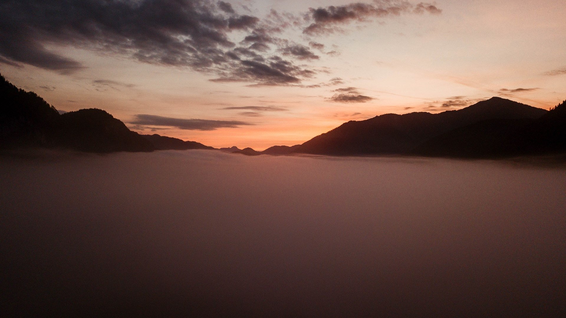Eine magische Stimmung liegt über dem Sylvensteinsee mit dem dichten Nebel im roten Morgenlicht , © Tölzer Land Tourismus, Foto: Leonie Hartung Eine magische Stimmung liegt über dem Sylvensteinsee mit dem dichten Nebel im roten Morgenlicht , © Tölzer Land Tourismus, Foto: Leonie Hartung