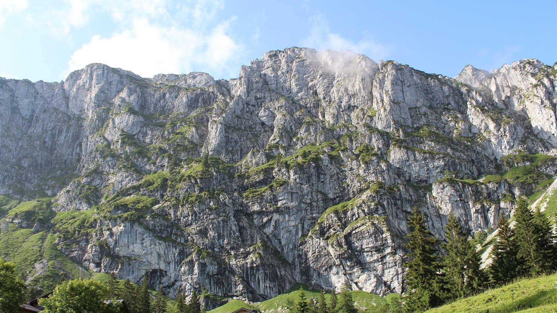 Die Benediktenwand (1801m) mit seiner markanten Silhouette pr&auml;gt die Landschaft - Bergwanderer lieben diesen Gipfel und auch tierische  Kletterer - die Steinb&ouml;cke sind hier zu Hause!, &copy; G&auml;steinformation Benediktbeuern | S. Rauscher