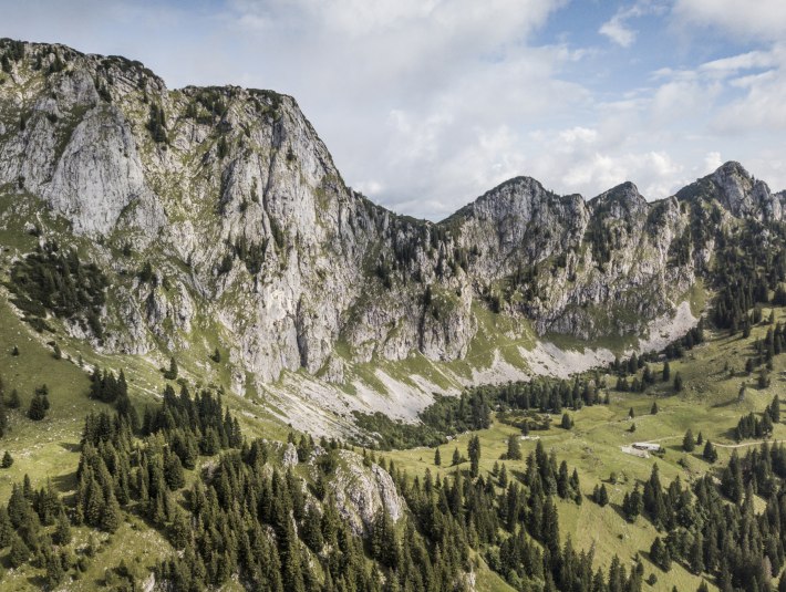 Die Felswand des markanten 1801m hohen Gipfels zwischen benediktbeuern und der Jachenau ist ein beliebter Berg mit traumhaft Rundumblick - und auch  (wieder) die Heimat von imposanten Steinböcken, © Archiv Tölzer Land Tourismus|@oberbayern.de|Peter v. Felbert