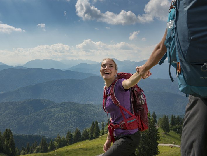 Die G&auml;ste sch&auml;tzen die intakte Natur auf dem Brauneck und nutzen f&uuml;r ihre Wandertour gerne die Brauneck Bergbahn, &copy; Brauneck Bergbahn|Lisa Bahnm&uuml;ller