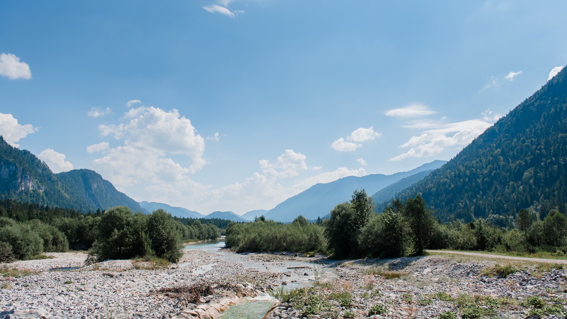 Die Kiesinseln und Kiesb&auml;nke der Isar sind nicht nur bei uns Menschen beliebt - ab Mitte M&auml;rz beginnen die &auml;u&szlig;erst seltenen Flussuferl&auml;ufer und Flussregenpfeifer mit der Brut und der Aufzucht ihres Nachwuchs'. Deshalb sind die Kiesinseln bis 10. August gesperrt., &copy; T&ouml;lzer Land Tourismus |Leonie Lorenz