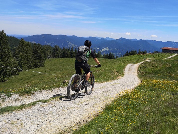 Naturvertr&auml;glich am Berg unterwegs. Auf ausgewiesenen Wegen bleiben., &copy; T&ouml;lzer Land Tourismus