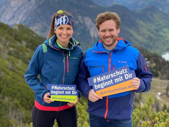 Magdalena Kalus von You are an Adveture Story setzt sich aktiv, z.B. mit Müllsammelaktionen, für die Sensibilsierungskampagne für Naturschutz an Kochel- und Walchensee ein. Hier zusammen mit Danile Weickel, dem Leiter der TI des Zwei-See-Lands, © Tourist Info Kochel a. See|D. Weickel