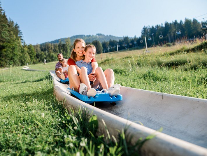 Die Sommerrodelbahn ist eines der Highlights an dem beliebten Hausberg bei Bad T&ouml;lz. Der Blomberg ist aber mit Wald und Almwiesen mehr als "nur" Freizeitberg.  , &copy; T&ouml;lzer Land Tourismus|Leonie Lorenz