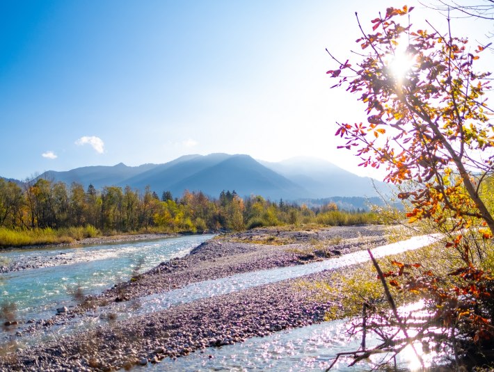 Blau erheben sich die Berge entlang der Isar mit ihren Kiesb&auml;nken, &copy; Landratsamt Bad T&ouml;lz-Wolfratshausen|Foto: Sabine Gerg