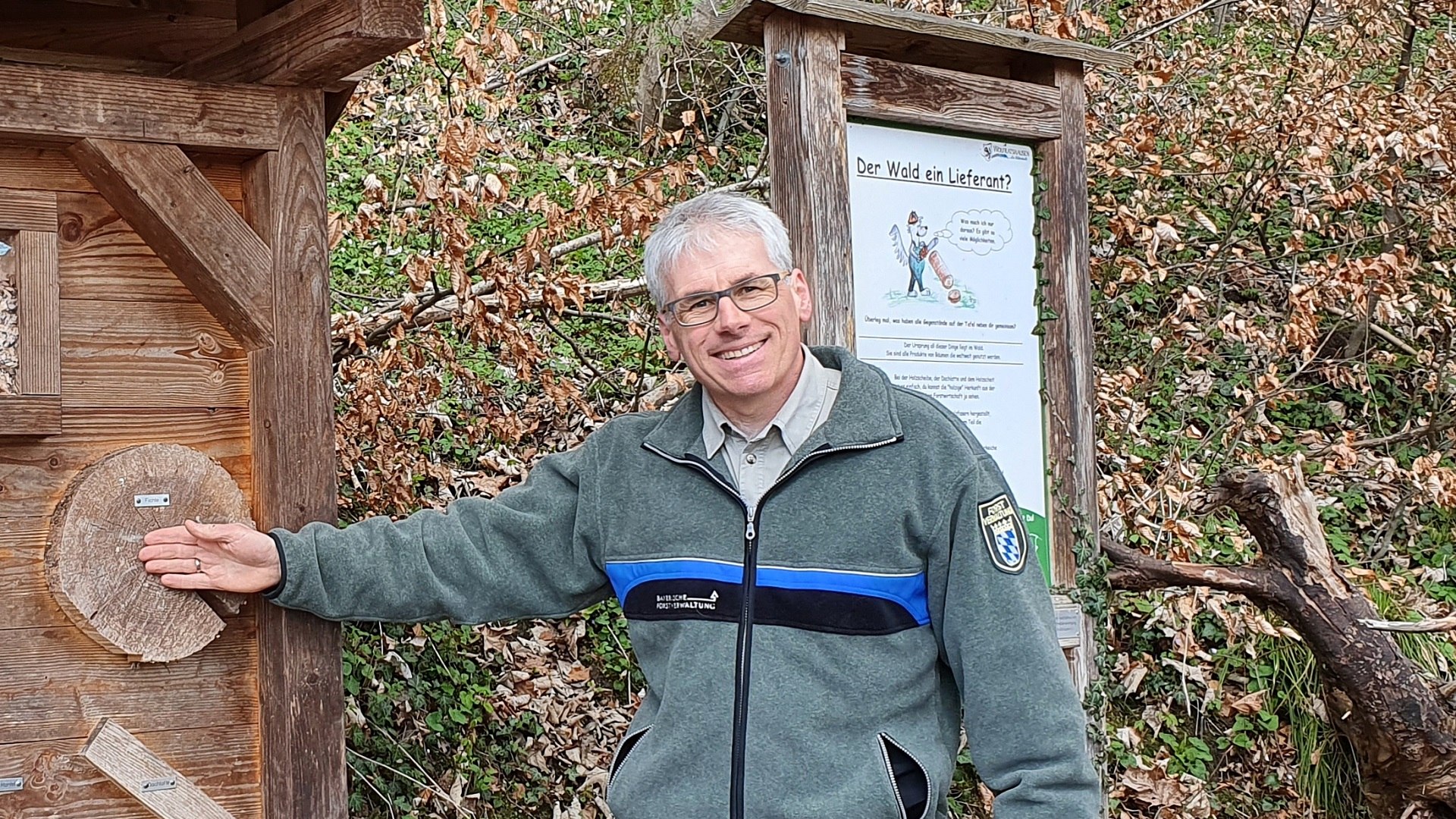F&ouml;rster Robert N&ouml;rr erkl&auml;rt die Bergwald-Erlebnispfad-Stationen, &copy; Stadt Wolfratshausen