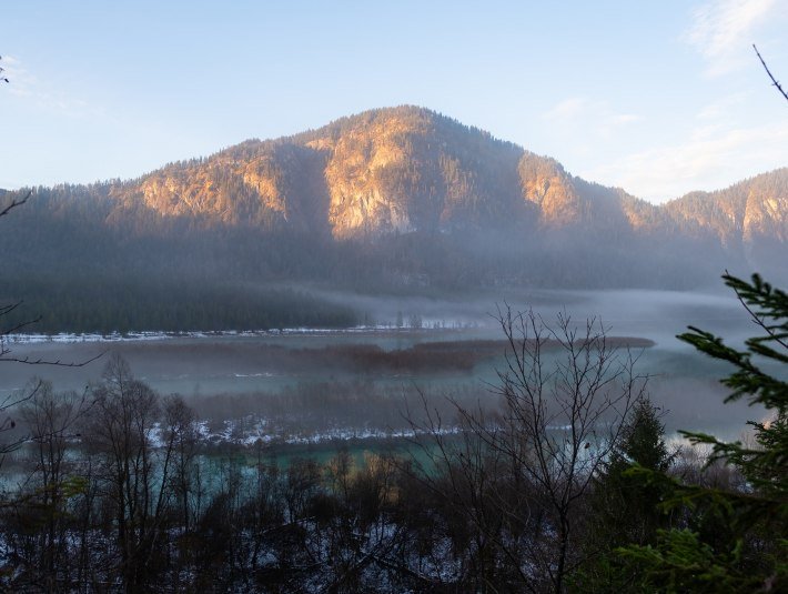 Nebelschwaden ziehen auf über der breiten, winterlichen Flusslandschaft der oberen Isar , © Landratsamt Bad Tölz-Wolfratshausen|Foto: S. Gerg