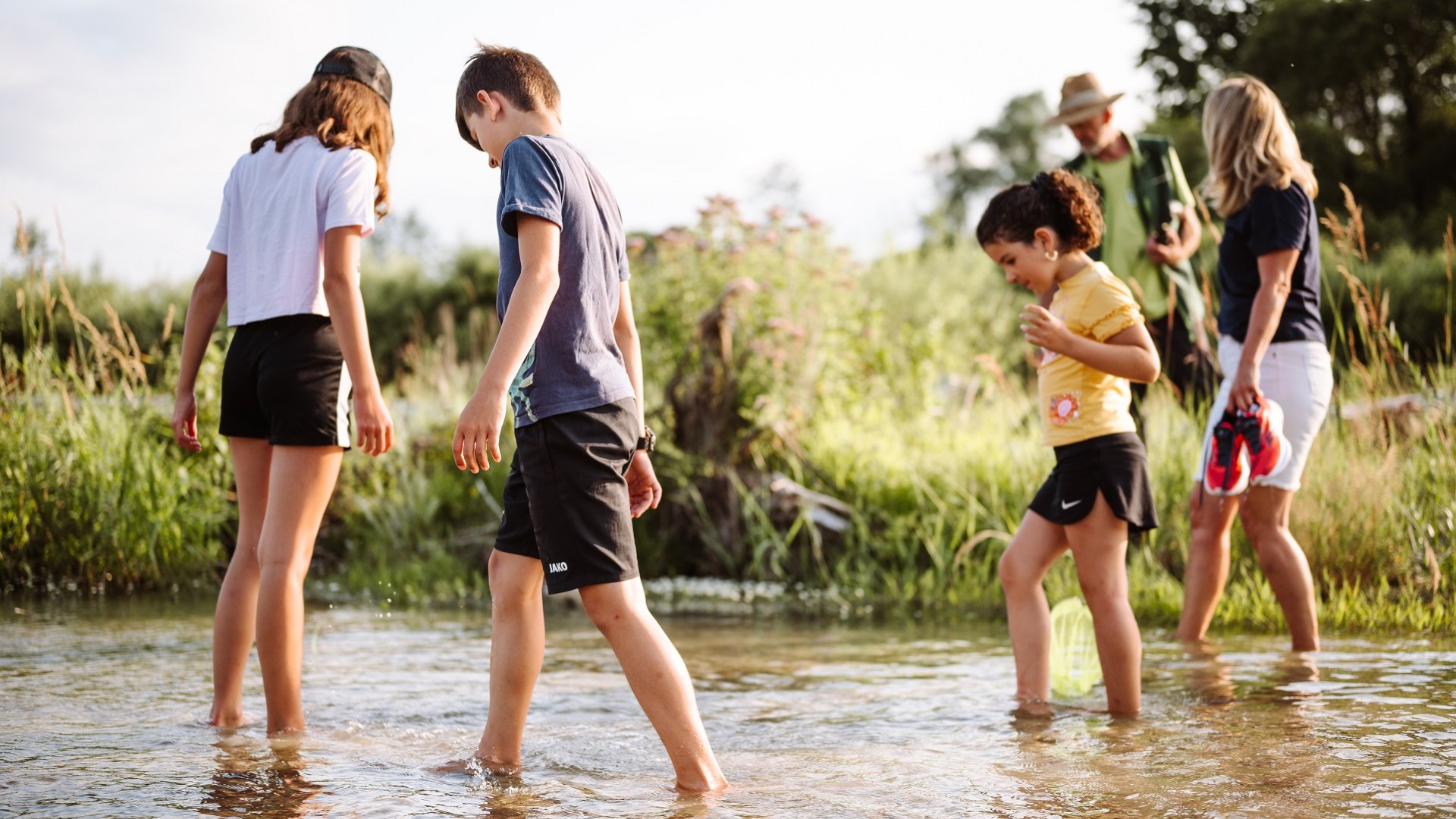Bei einer Rangertour an der Isar kann die ganze Familie die Natur entdecken., © Tölzer Land Tourismus|Leonie Lorenz