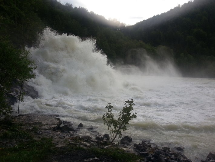 Wasser  tritt aus den ge&ouml;ffneten Schleusen des Sylvensteinspeichers, &copy; Landratsamt Bad T&ouml;lz-Wolfratshausen