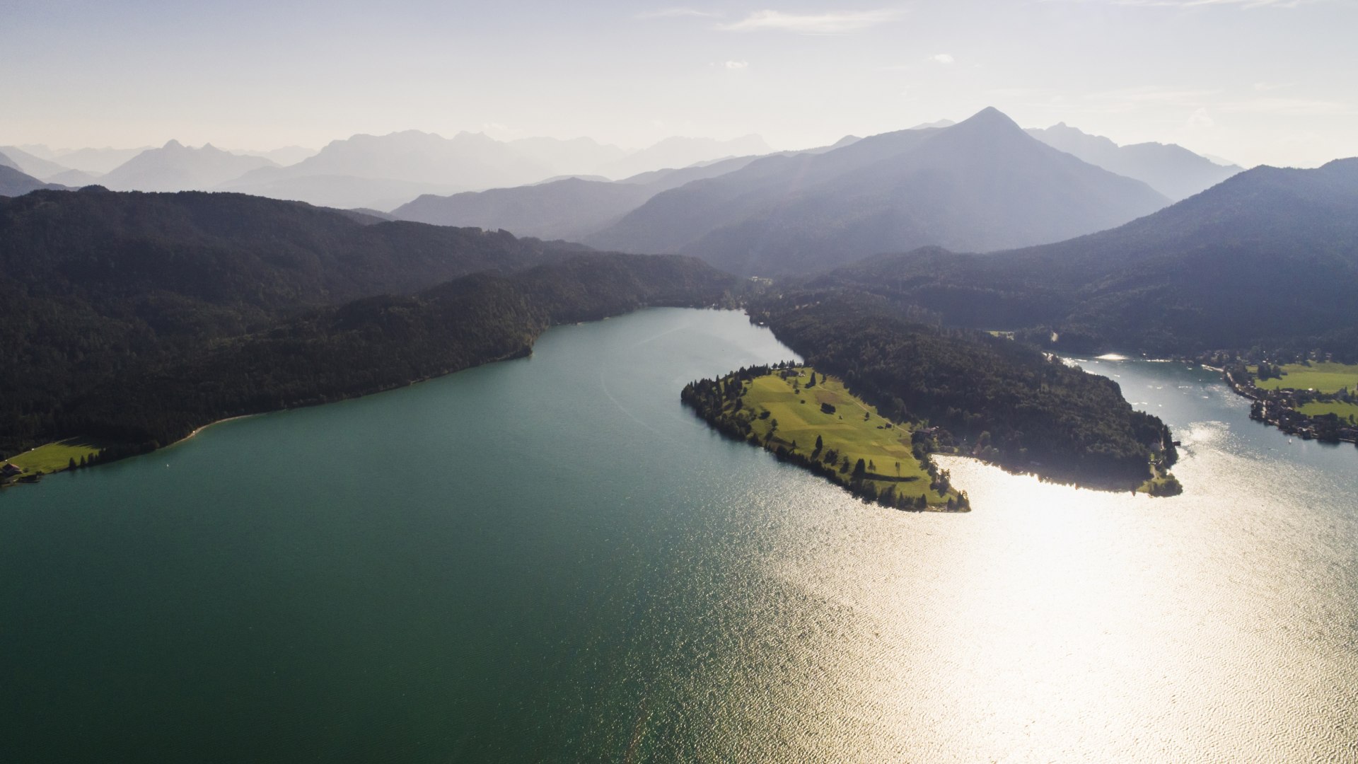 Mitten im Landschaftsschutzgebiet liegt der gr&ouml;&szlig;te Gebirgssee Deutschlands mit Trinkwasserqualit&auml;t am s&uuml;dlichen Zipfel des Landkreises Bad T&ouml;lz Wolfratshausen., &copy; Archiv T&ouml;lzer Land Tourismus|Peter v. Felbert
