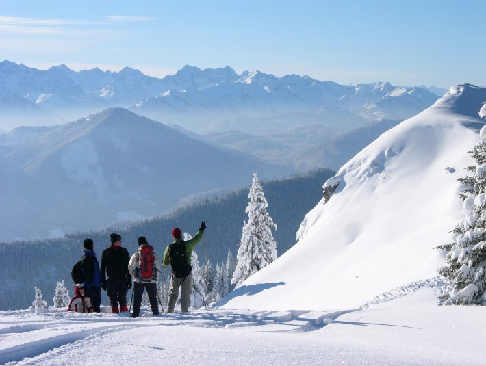 Unterwegs durch tief verschneite Landschaften - traumhaft! Bitte nimm Rücksicht auf die Natur, die im Winter Ruhe braucht und bleibe auf den Wegen., © Tölzer Land Tourismus |Foto: Klaus Knirk