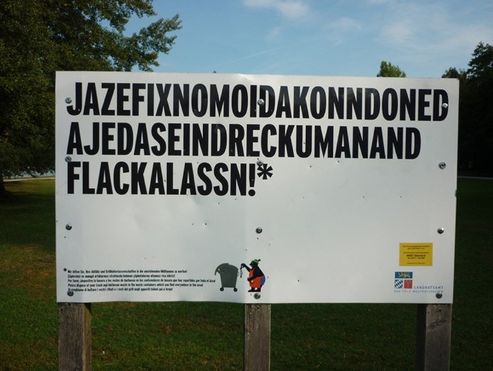 Kurze, knackige Übersetzungshilfe: Keinen Müll wegwerfen! Auch nicht &quot;zufällig&quot; vergessen!, © Landratsamt Bad Tölz-Wolfratshausen|Erholungsgelände Ambach