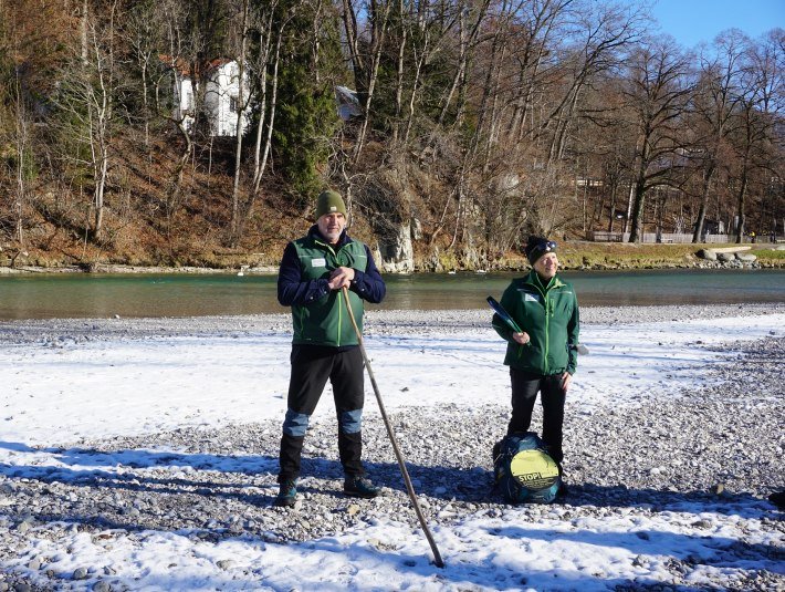 Zwei Ranger an der winterlichen Isar erkl&auml;ren die Naturbesonderheiten der Region., &copy; Landratsamt Bad T&ouml;lz-Wolfratshausen