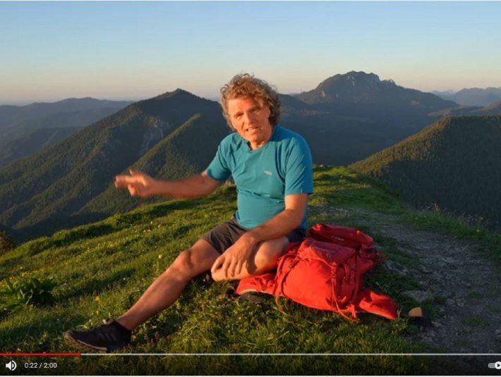 Bernd Ritschel auf seinem Libelingsberg - dem Jochberg &uuml;ber Kochel- und Walchensee - im Video der T&ouml;lzer Land-Kampagne "Naturschutz beginnt mit Dir", &copy; T&ouml;lzer Land Tourismus