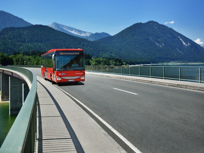 Der RVO-Bus auf der Sylvensteinbr&uuml;cke mit dem fjordartigen Sylvensteinsee und Bergpanorama - nachhaltig reisen mit dem Bus, &copy; DB Regio Bus Region Bayern