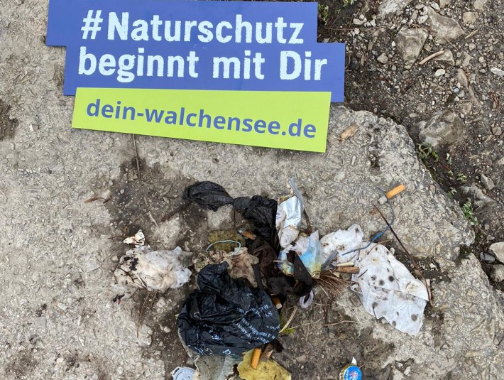 Naturschutz beginnt mit Dir. Dass die Wanderer ihren Müll wieder mitnehmen, dazu wird aufgerufen. Mit &quot;Clean Up-Days&quot; ruft Magdalena Kalus dazu auf, keinen Müll zu hinterlassen und gefundenen Müll aufzusammeln und richtig zu entsorgen. Danke an alle, die mitmachen!, © Tourist Info Kochel a. See|D. Weickel