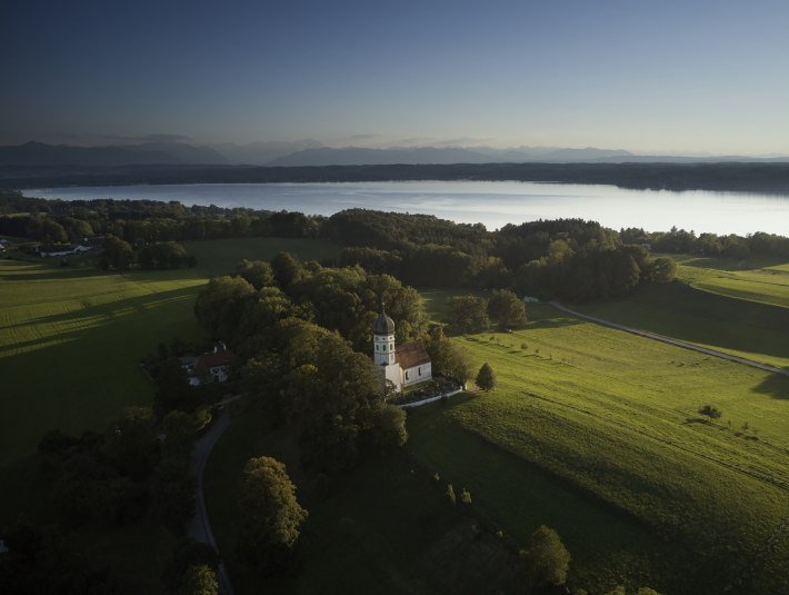 Das Ostufer des Starnberger Sees lockt Wassersportler und Erholungssuchende aus Nah und Fern. Die Uferbereiche am See sind aber auch Heimat für Wasservögel und seltene Pflanzen, die als Natura 200-Gbeiet einen besonderen Schutzstatus haben, © Tölzer Land Tourismus| Foto: J. Greune