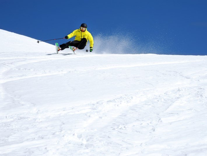 Ecki Kober, begeisterter Wintersportler, nimmt auch Einfluss auf das Verhalten seiner Skischul-Kundinnen und -Kunden, indem er diesen einen möglichst schonenden Umgang mit der kostbaren Natur aufzeigt, © Skischule Ecki Kober