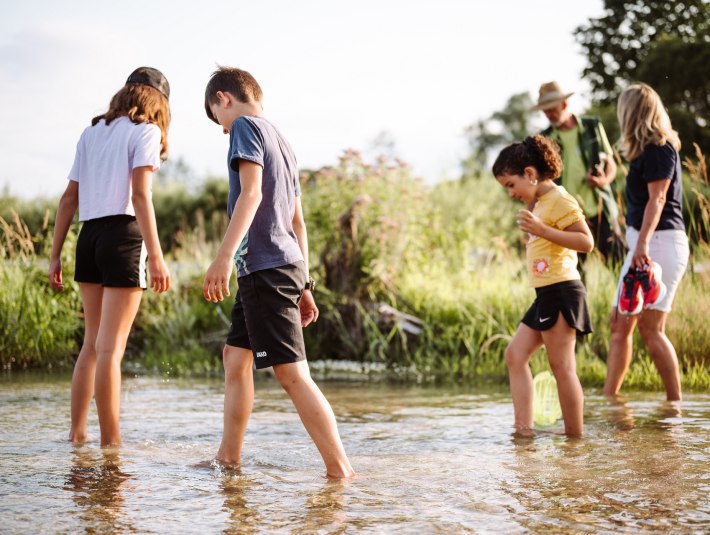 Bei einer Rangertour an der Isar kann die ganze Familie die Natur entdecken., © Tölzer Land Tourismus|Leonie Lorenz