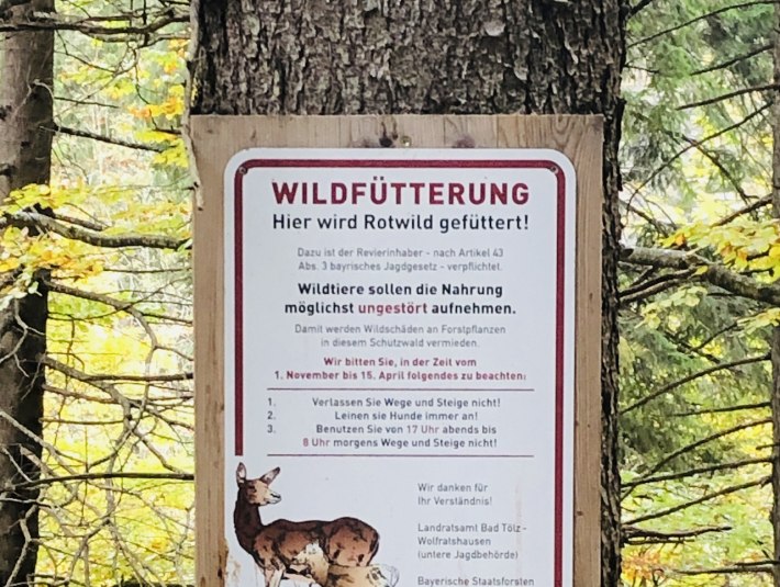 Wildtiere brauchen im Winter besonders viel Ruhe - wenn sie gestört werden,, verbrauchen sie für eine Flucht unnötig Energie. Bitte achte unbedingt auf Hinweise zu Wildfütterungen, nähere Dich den Wildfütterungen nicht und verhalte Dich besonders ruhig. Leine Deinen Hund an., © Landratsamt Bad Tölz-Wolfratshausen|M.Hütt