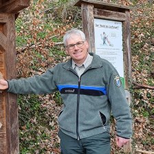 Förster Robert Nörr erklärt die Bergwald-Erlebnispfad-Stationen, © Stadt Wolfratshausen