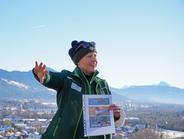 Auch im Winter ist Sabine Gerg als Naturschutzrangerin des Landkreises Bad T&ouml;lz-Wolfratshausen unterwegs, um Wintersportler &uuml;ber die sensible Natur aufzukl&auml;ren. , &copy; Landratsamt Bad T&ouml;lz-Wolfratshausen