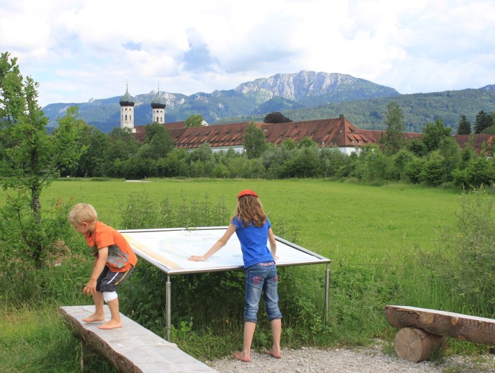 Unterwegs auf den Lehrpfaden im Klostergelände Benediktbeuern, © Tölzer Land Tourismus|J. Kirschenhofer