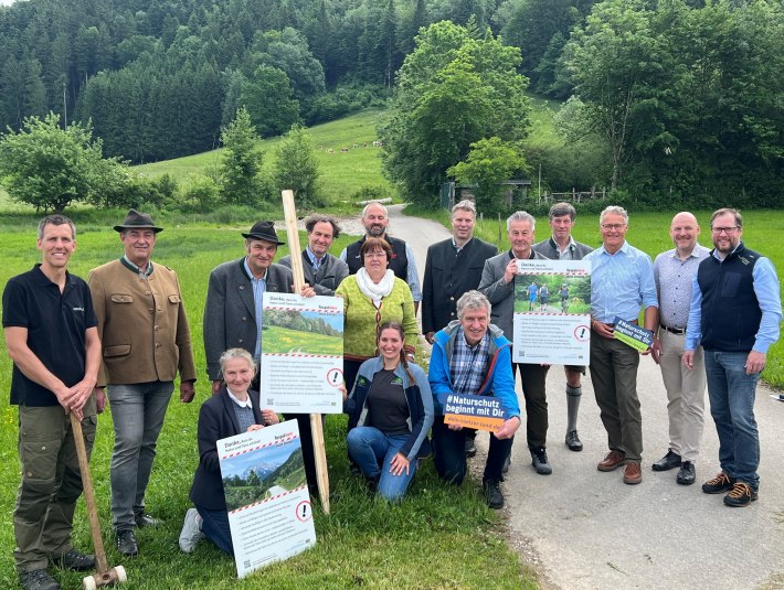 Um die Natur zu schützen ziehen Kommunalpolitik, Jäger, Förster, Landwirten und dem Tourismus an einem Strang - neue Hinweisschilder &quot;Respektiere Deine Grenzen&quot; wollen für die Belange von Tieren und Pflanzen sensibilisieren., © Amt für Ernährung, Landwirtschaft und Forsten Holzkirchen
