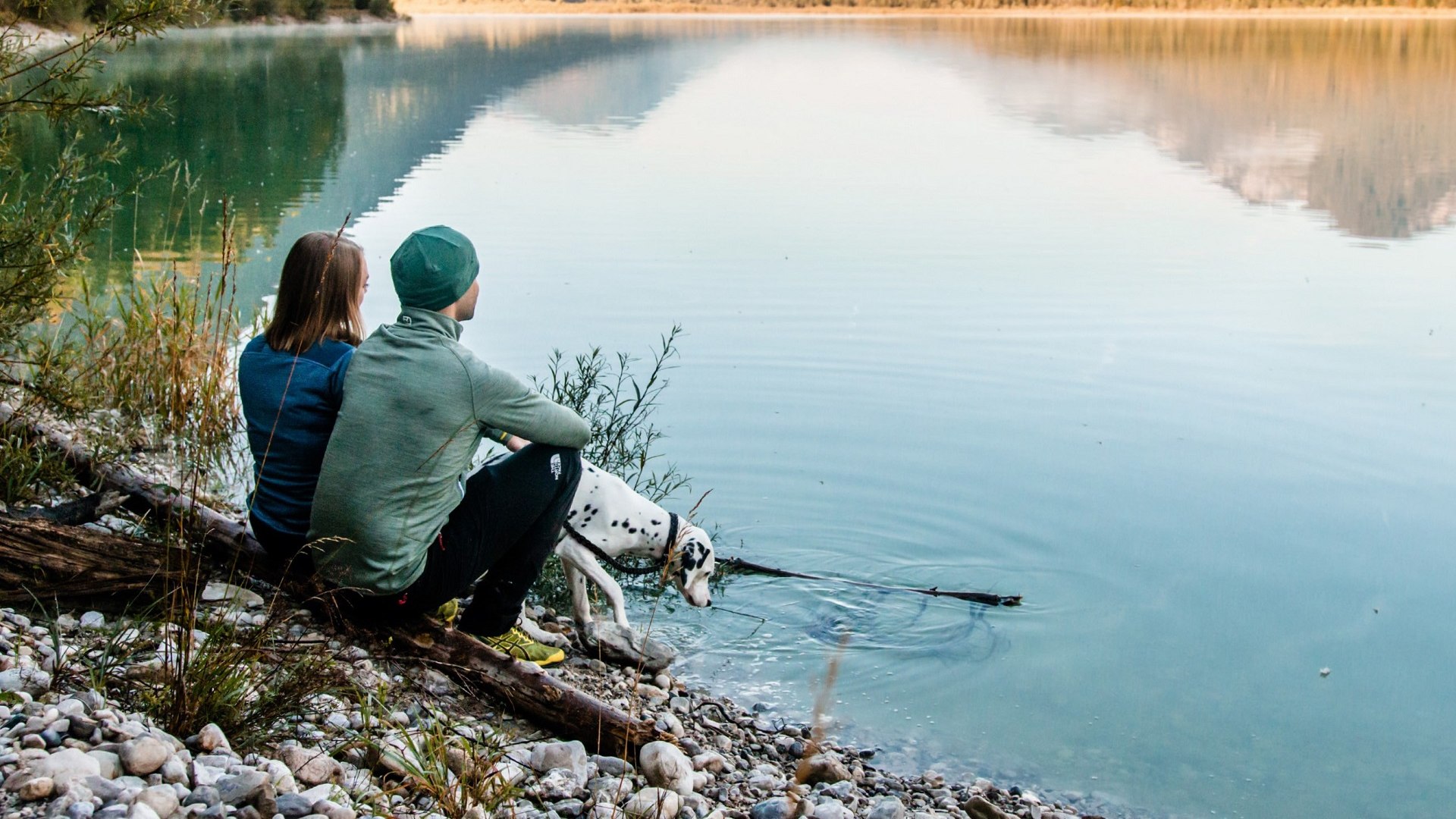 Unterwegs mit dem Hund im Naturschutzgebiet am Sylvensteinsee, &copy; T&ouml;lzer Land Tourismus|Leonie Hartung