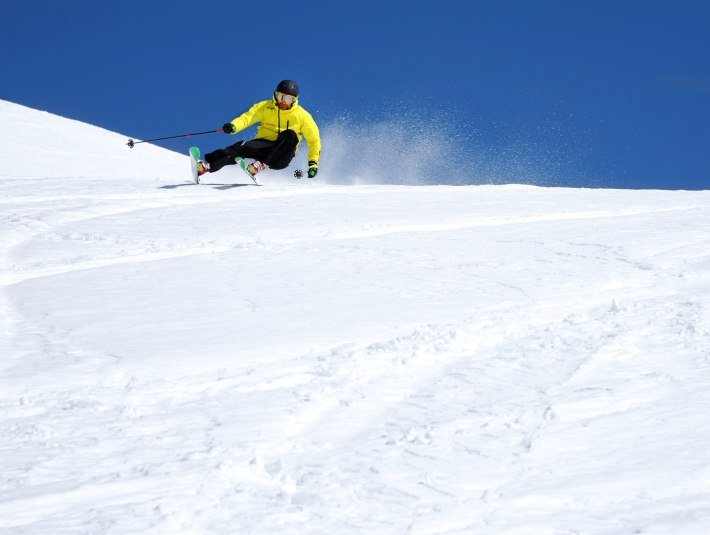 Ecki Kober, begeisterter Wintersportler, nimmt auch Einfluss auf das Verhalten seiner Skischul-Kundinnen und -Kunden, indem er diesen einen m&ouml;glichst schonenden Umgang mit der kostbaren Natur aufzeigt, &copy; Skischule Ecki Kober