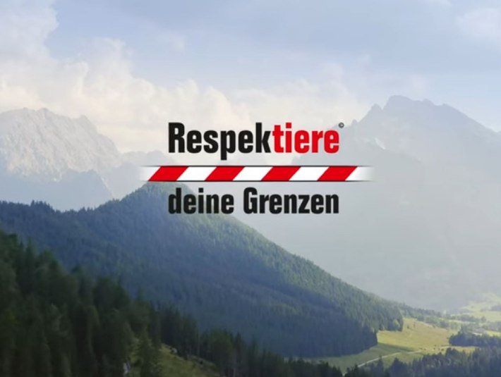 Schriftzug "Respektiere Deine Grenzen" mit rot-wei&szlig;-geb&auml;ndertem Balken auf einem Foto einer Berglandschaft., &copy; Bayerisches Staatsministerium f&uuml;r Ern&auml;hrung, Landwirtschaft, Forsten und Tourismus