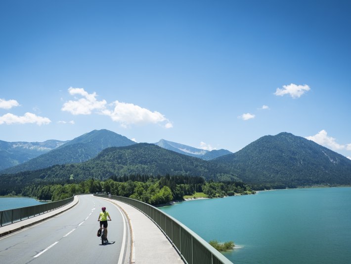 Ein Fahrradfahrer radelt über die markante Brücke über den Sylvensteinsee, © Archiv Tölzer Land Tourismus|Jörg Spaniol