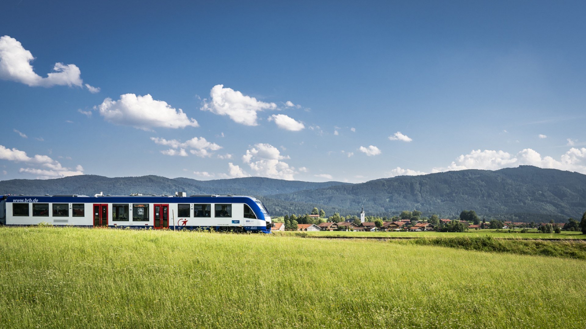 Mit der Bahn schon bei der Anreise  die herrliche Landschaft des Oberlands bestaunen., &copy; www.brb.de|Dietmar Denger