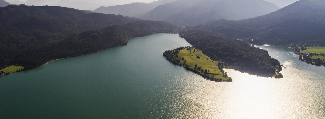 Mitten im Landschaftsschutzgebiet liegt der gr&ouml;&szlig;te Gebirgssee Deutschlands mit Trinkwasserqualit&auml;t am s&uuml;dlichen Zipfel des Landkreises Bad T&ouml;lz Wolfratshausen., &copy; Archiv T&ouml;lzer Land Tourismus|Peter v. Felbert