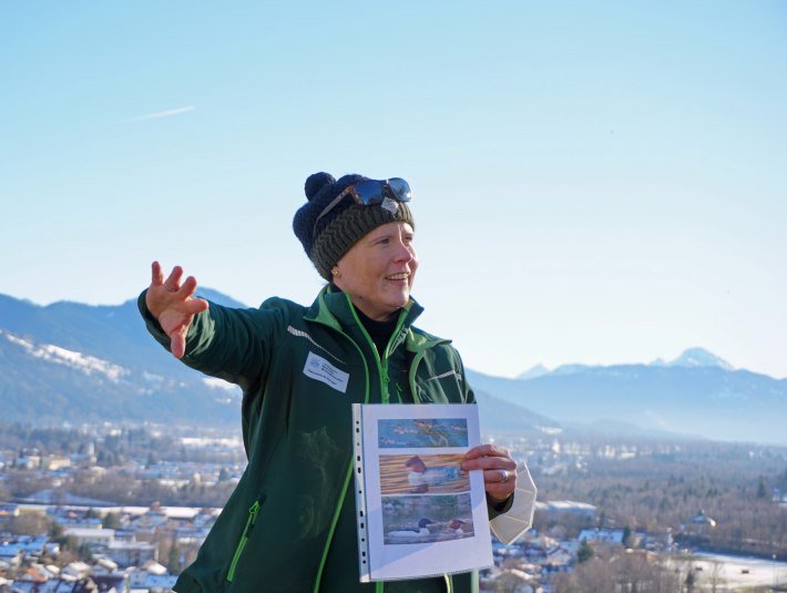 Auch im Winter ist Sabine Gerg als Naturschutzrangerin des Landkreises Bad Tölz-Wolfratshausen unterwegs, um Wintersportler über die sensible Natur aufzuklären. , © Landratsamt Bad Tölz-Wolfratshausen