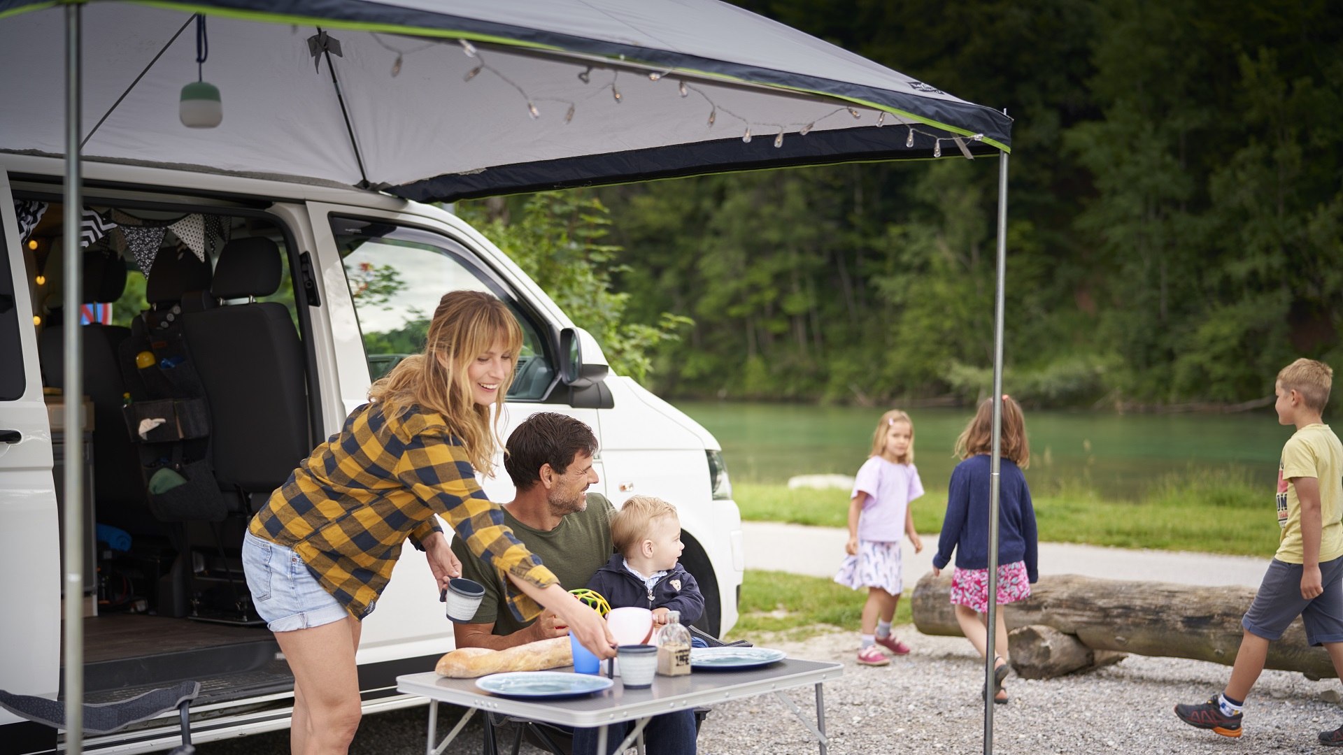 Diese Familie genie&szlig;t die Freiheit an der Isar auf dem ausgewiesenen Wohnmobilsellplatz in Bad T&ouml;lz, &copy; T&ouml;lzer Land Tourismus/Stadt Bad T&ouml;lz|Jan Greune