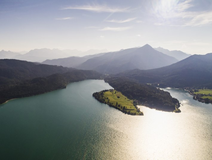 Mitten im Landschaftsschutzgebiet liegt der gr&ouml;&szlig;te Gebirgssee Deutschlands mit Trinkwasserqualit&auml;t am s&uuml;dlichen Zipfel des Landkreises Bad T&ouml;lz Wolfratshausen., &copy; Archiv T&ouml;lzer Land Tourismus|Peter v. Felbert