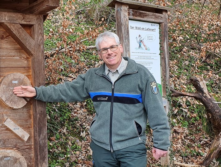 F&ouml;rster Robert N&ouml;rr erkl&auml;rt die Bergwald-Erlebnispfad-Stationen, &copy; Stadt Wolfratshausen